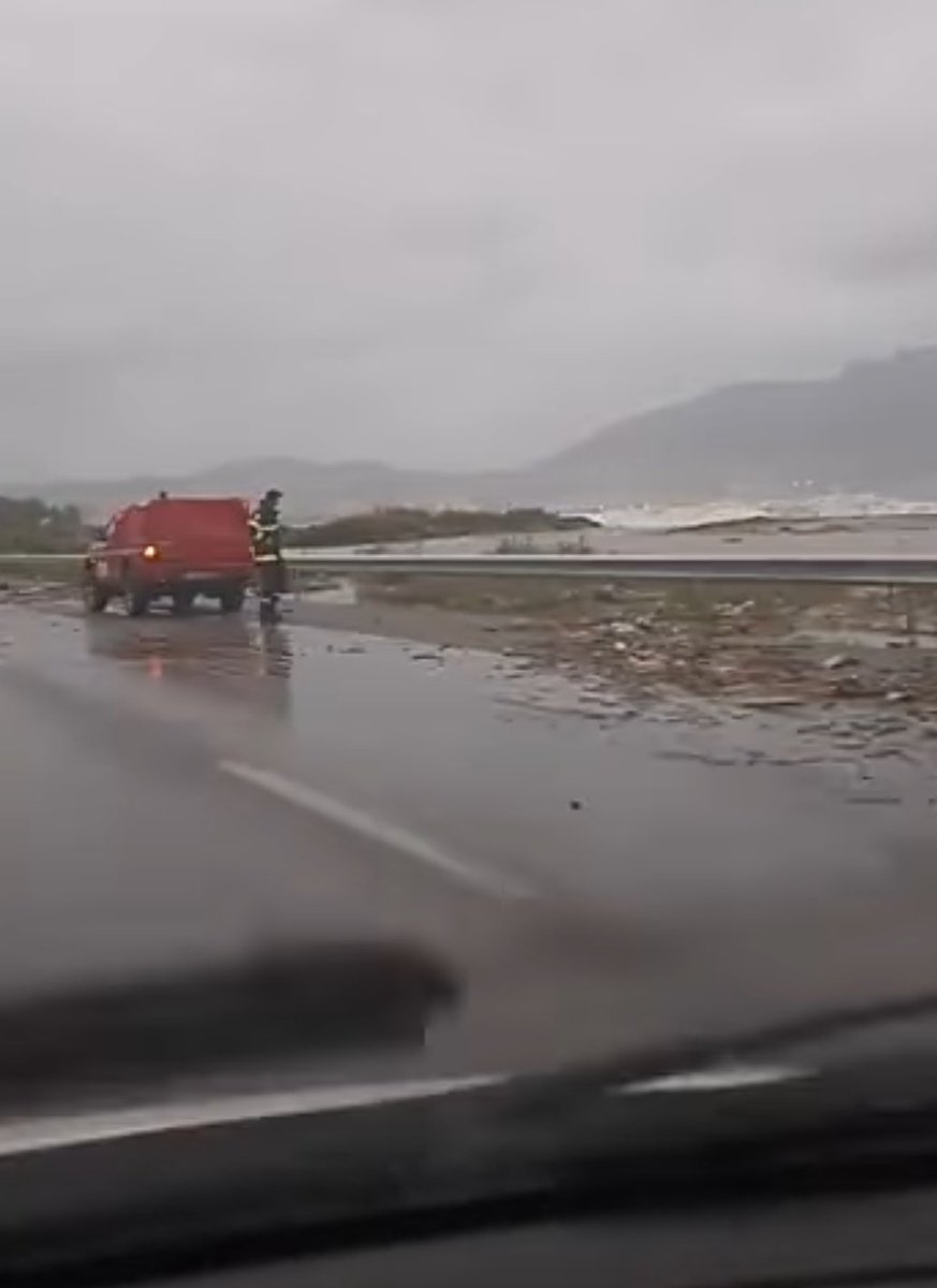 ⭕️ Bejaia : Les vagues arrivent désormais jusqu'aux abords de la RN°9.