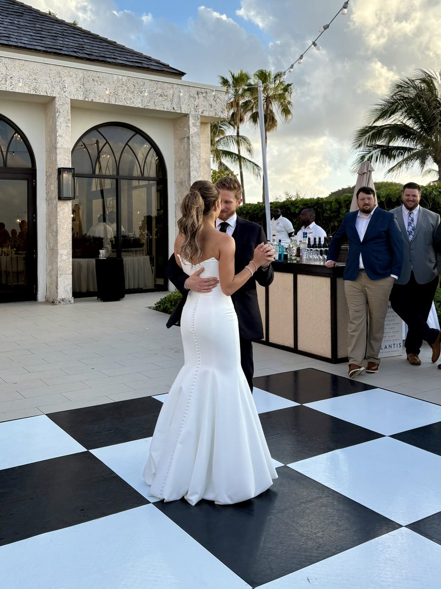 Alyssa Lang tweet media