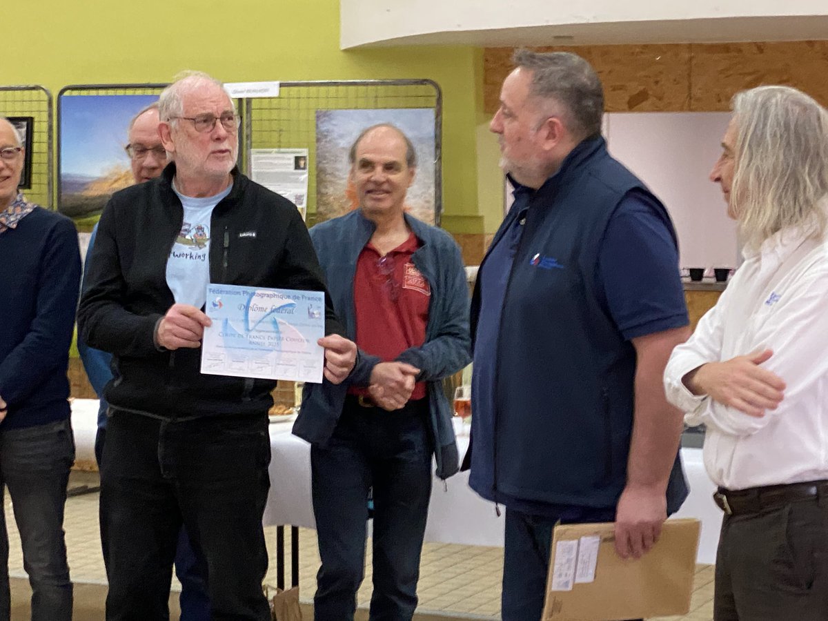 YannPortugues's tweet photo. Très fier de notre club photo dionysien qui a organisé la coupe de France papier couleur à #SaintDenisEnVal  
L’association 02 participe fortement au rayonnement culturel de notre commune. Un très grand merci aux bénévoles de s’être impliqués aussi sérieusement. https://t.co/JAjXkqBhEG