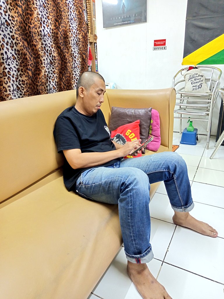 Berjumpa dengan si anak hilang, Zelva Wardi 😆

Penampakan beliau setelah 10 tahun menghilang.

Doi dulu sempat bantuin gue di <a href="/wrrecs/">WR Recordings</a> &amp; <a href="/LedakanUrban/">Ledakan Urbanisasi</a> circa 2012-2014.