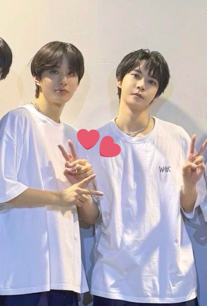 둘이 손 꼭 잡은 거 모지요????????????