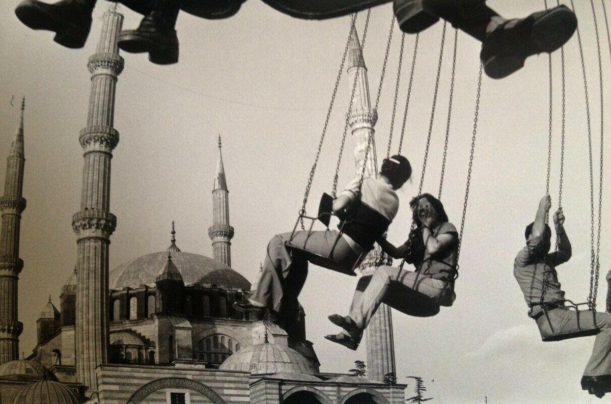 Bir varmış... bir yokmuş...
Bu kez, James Fox'un peşi sıra Edirne sokaklarına uzanıyor, rüzgârla kol kola Koca Sinan'ın düşünü selamladığımız günleri yâd ediyoruz...