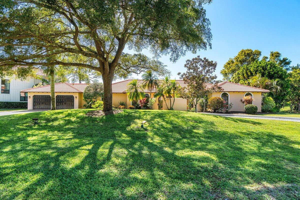 FLRealtorKim's tweet photo. Check out this listing! 19626 Red Maple Lane, Jupiter, FL, 33458 

$1,550,000   4 Beds   4 Baths   3813 sq. ft.

Contact me for more details! https://t.co/Lj1cFQQzKT https://t.co/I5zTeLdSef