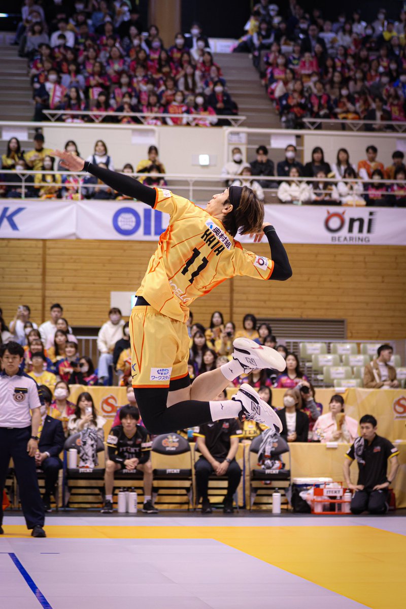 mitochan_14's tweet photo. 念入りの準備が結果に繋がる！
試合後にルカレッリが秦くんにサーブ位置の所に2人で行って何か聞いてるの見て信頼されてるなって🥹

2025.3.29📍岡崎中央総合公園武道館
＃秦耕介 選手 https://t.co/FOevPY7fBr