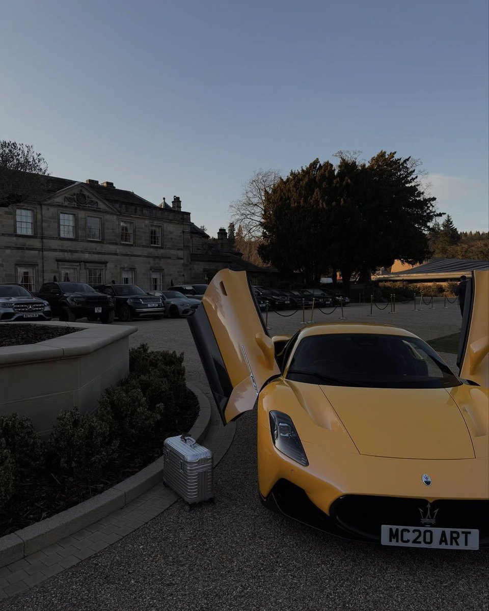 alexeixbt's tweet photo. pov: you have $100m in the bank https://t.co/zDfwAj5otH