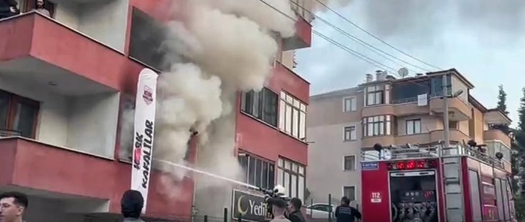 karabuk_burada's tweet photo. 100.yıl mahallesinde Öğrencilerin Evinde Yangın çıktı
İtfaiyenün hızlı müdahalesiyle yantın söndürüldü
Maddi hasar oluştu https://t.co/xXwMFxb07r