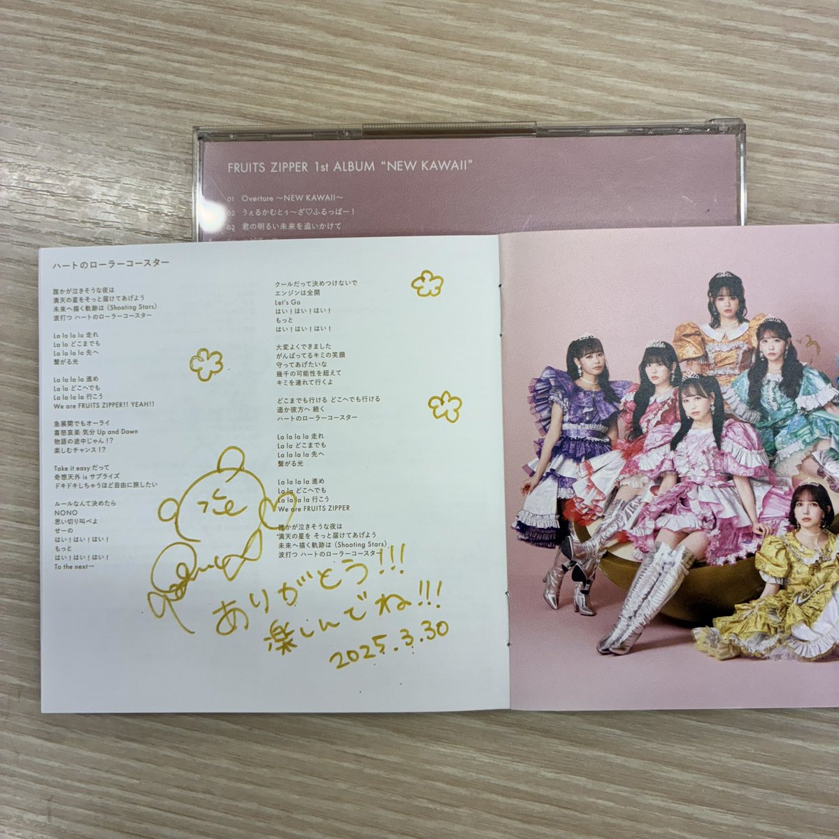 BoyEbisu's tweet photo. YUC’e様に ふるっぱーのアルバムブックレットのRADIO GALAXYとハートのローラーコースターのページにサイン頂きました🎢
レディギャラの歌詞の一節も添えてくれて嬉しすぎる🪐
出番前なのにお願い聞いてもらってありがとうございます！優しい感動☺️ #YUCe https://t.co/5Kb06fOYJM