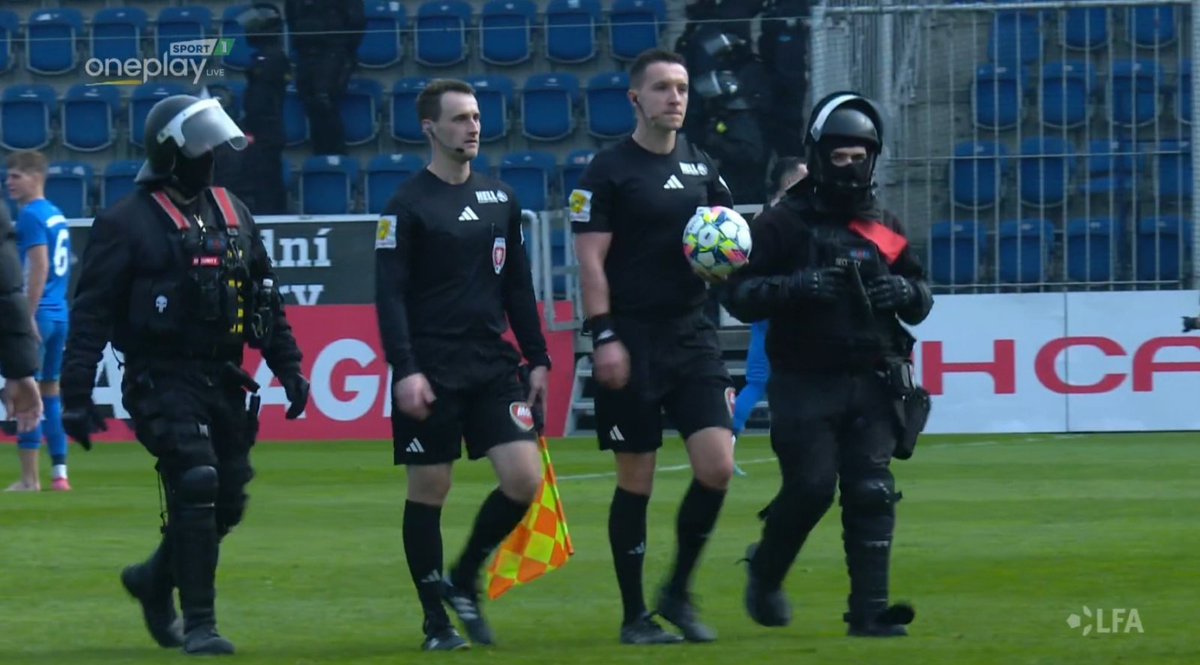 SportakCZ's tweet photo. Po zápase Slovácka s Libercem opouštěl hřiště rozhodčí s asistentem v doprovodu těžkooděnců z řad domácí security. 🤔 https://t.co/PBEetiazNq
