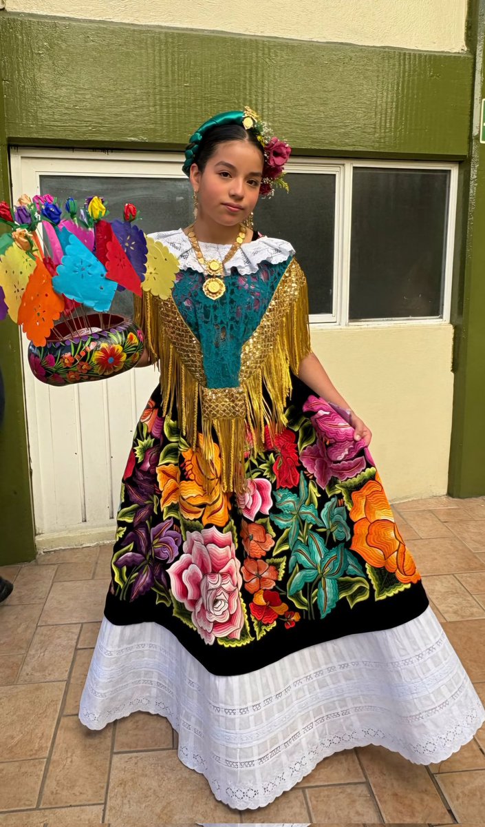 Mi Reyna Romina portando con orgullo el traje de Tehuana de mi querido Tehuantepec, te amamos mi vida, eres la otra parte de nuestro todo