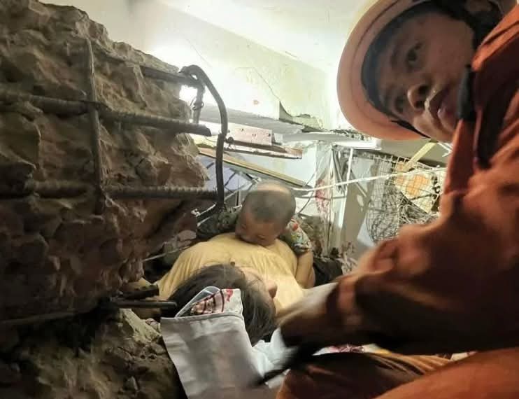 Myanmar quake toll exceeds 1600 so far. Rescue efforts're crippled by lack of tools, poor communication and ruined roads, while int’l teams remain restricted by the junta. More aids to people NOW. 
MYANMAR NEEDS HELP
#WhatsHappeningInMyanmar
#HelpMyanmarRecover
#MyanmarEarthquake
