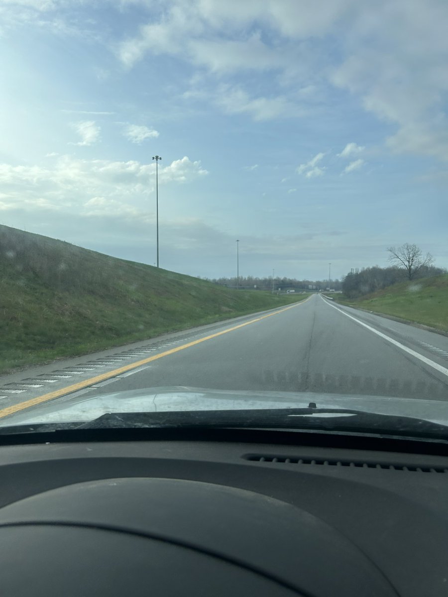 Kentucky_WX's tweet photo. Significant clearing underway in Central Kentucky ahead of today’s severe weather outbreak. #KYwx https://t.co/AFP0EXr4PS