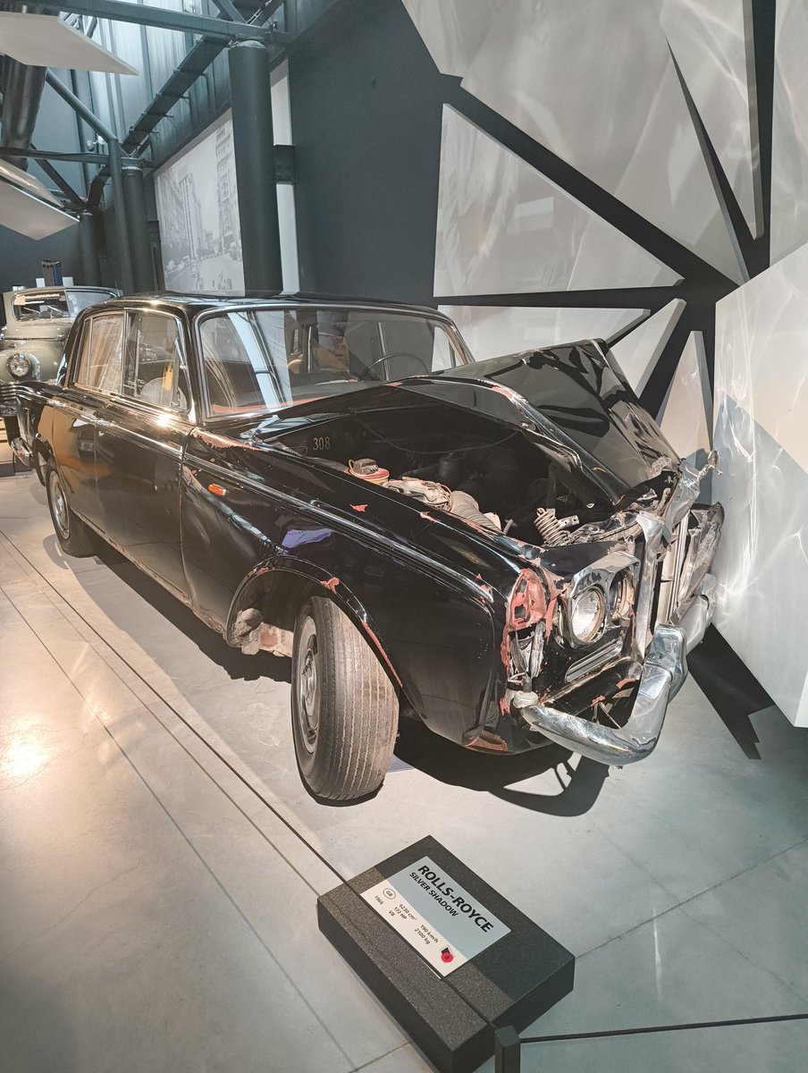 Rīgas Motormuzejs ir kaut kas! Labi,ka paņēmām gidi. Sabīne (gide) tik interesanti visu stāstīja,ka es būtu gatava vēl iet trīs reizes uz viņas vadītajām ekskursijām. Izcila gide - katram auto deva vēsturisko kontekstu.