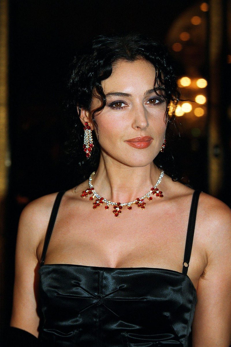 ✨ 🌺

📸  monicabellucci.net