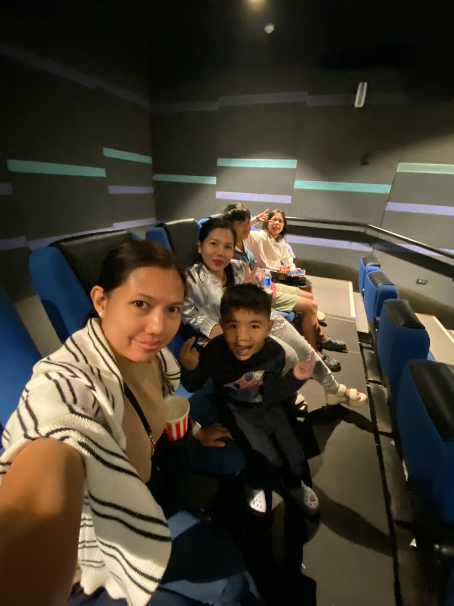 AlzagaAnne30502's tweet photo. Ako lang yung kimpau fan wala sila nagawa kasi libre ko naman kaya napa oo sila, tinanong ako ng kapatid kong lalaki sino ba bf ni kim, haha sabi ko yan si paulo ako na paladesisyon.  😘🤗💖
#smlegazpi 
#KimPau https://t.co/eV2kCReJ95