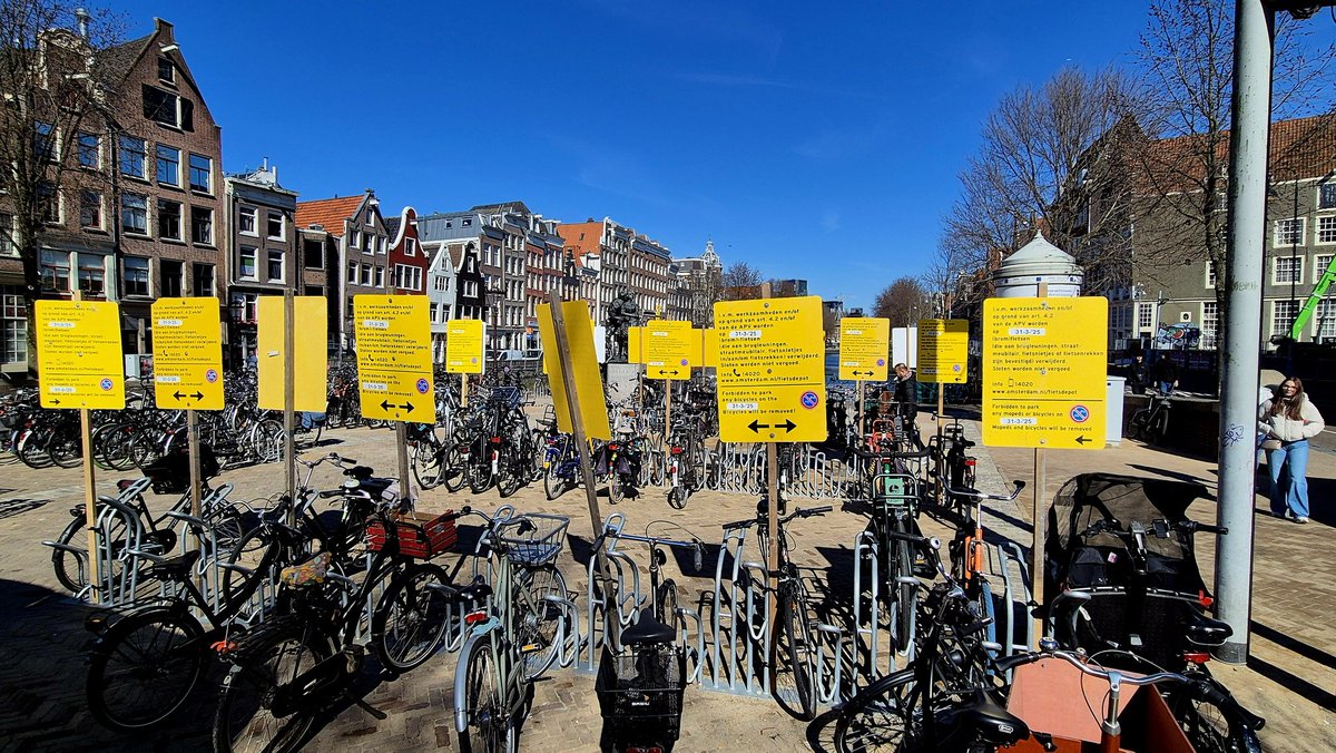 Iemand op de Stopera had tijd of borden teveel.!!