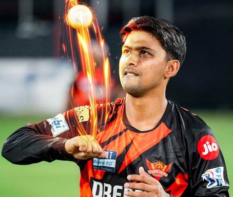 OrangeArmyIPL's tweet photo. Zeeshan Ansari becomes the First Player to take 3 wickets on Sunrisers  debut. 

Well Played Zeeshan Ansari 🧡👏

#SRH | #OrangeArmy𓅃 | @SunRisers https://t.co/Yt2qq2jNKe