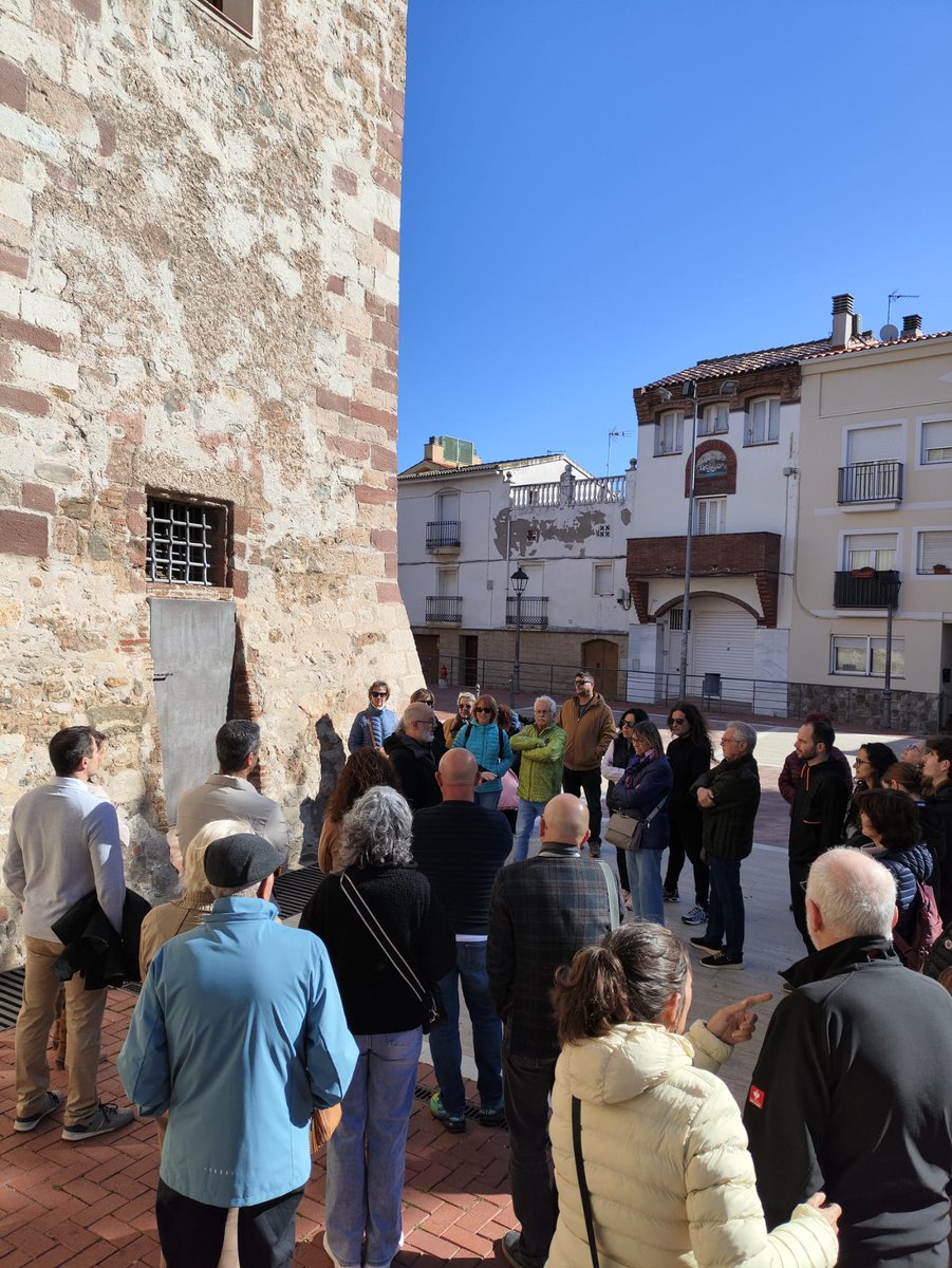 🔴 VISITA GUIADA

Desenes de persones han participat aquest matí en la visita guiada organitzada per <a href="/omniumPlaMont/">Òmnium Pla de Montserrat</a> per posar al descobert algunes dels elements del patrimoni local del nucli antic d'#Olesa.
👇