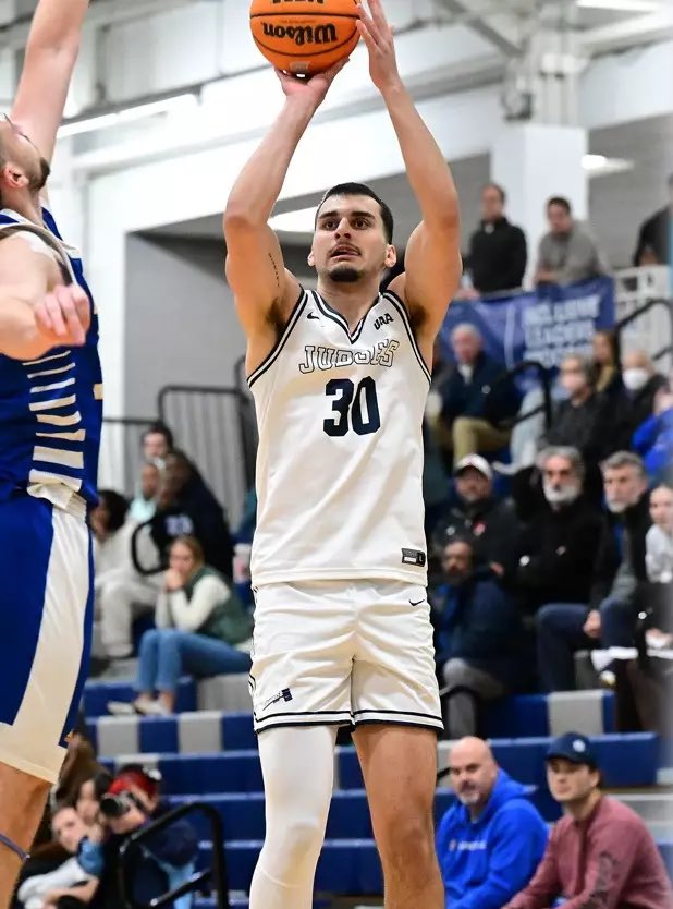 Brandeis (D-III) wing transfer Toby Harris completed a Zoom call on Friday with Iona and is planning a visit to Iona on Monday.

6-8 grad transfer
18.8 points. 40.4% 3P on 6.7 attempts.

on3.com/db/toby-harris…