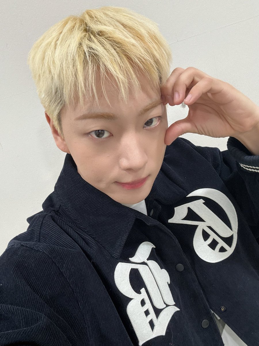 ONF_members's tweet photo. #이션

월요병 치료제는 나! https://t.co/z0v8n7q55u