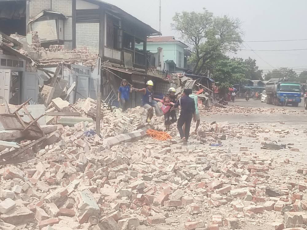 #HelpMyanmarRecover
In Sagaing city, the stench of decay is emanating from beneath the collapsed and damaged homes and buildings, and rescue efforts are still unable to cover the entire city.
#WhatsHappeningInMyanmar
#MyanmarEarthquake
#HelpMyanmarRecover