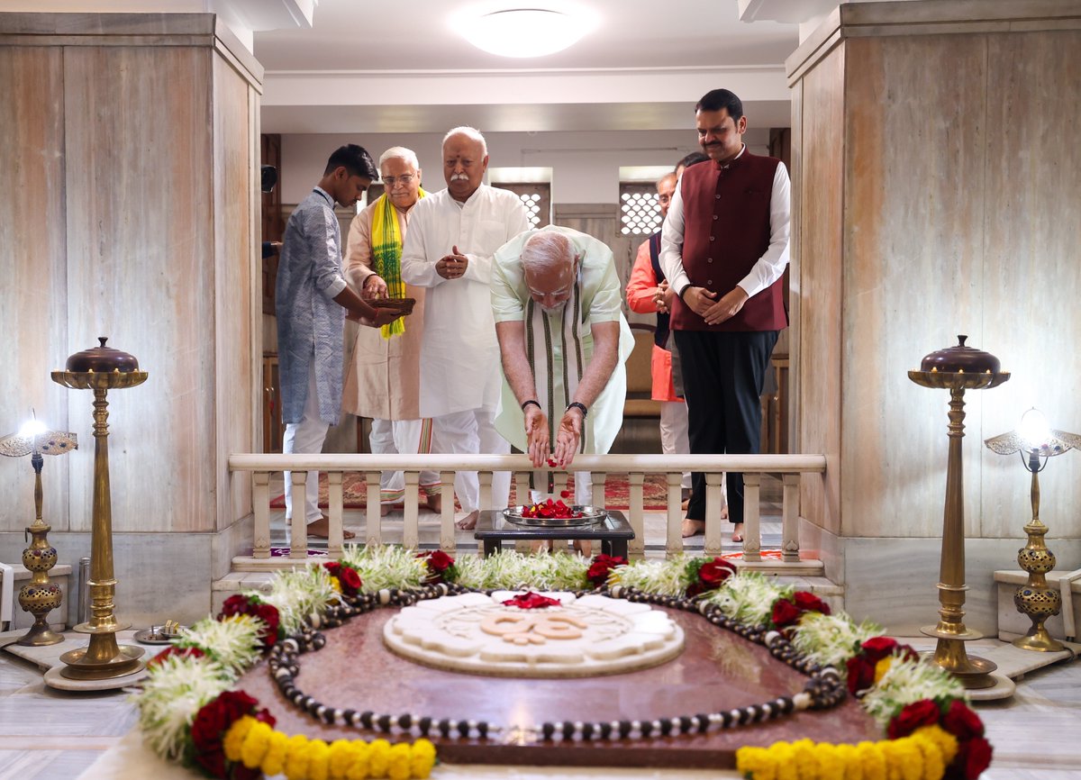 narendramodi's tweet photo. नागपूर स्थित स्मृती मंदिराला भेट देणे हा एक अतिशय खास अनुभव आहे.

आजची भेट आणखी खास बनवणारी गोष्ट म्हणजे ती वर्ष प्रतिपदेला झाली आहे, जी परमपूज्य डॉक्टर साहेबांची जयंती देखील आहे.

माझ्यासारखे असंख्य लोक परमपूज्य डॉक्टर साहेब आणि पूज्य गुरुजींच्या विचारांपासून प्रेरणा आणि शक्ती मिळवतात. मजबूत, समृद्ध आणि सांस्कृतिकदृष्ट्या अभिमानी भारताची कल्पना करणाऱ्या या दोन महान व्यक्तींना आदरांजली वाहणे हा एक सन्मान होता.