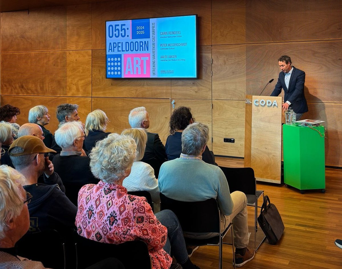 <a href="/carinreinders/">Carin Reinders</a> Wethouder Peter Messerschmidt en Aalex Jansen, voorzitter van de Van Reekum Stichting, spraken over belang en betekenis van de prijs voor de kunstenaar en Apeldoorn. Deze editie van 055: Apeldoorn Art is nog te zien tot en met 6 april. coda-apeldoorn.nl/apeldoornart. 📷 Angela Stouten