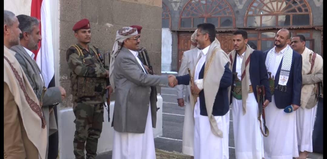 Al_samie_60's tweet photo. #الفريق_السامعي ونائب رئيس الوزراء - وزير الإدارة والتنمية المحلية والريفية محمد المداني، وعدد من الوزراء وأعضاء من مجلسي النواب والشورى اليوم، صلاة عيد الفطر مع جموع المصلين. بالجامع الكبير بصنعاء https://t.co/DOKlZdXG2g