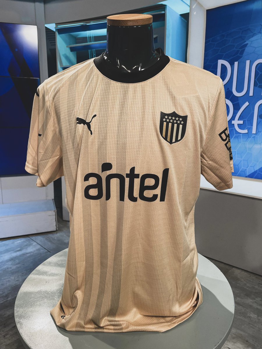 Punto_Penal's tweet photo. 🎁 𝗦𝗢𝗥𝗧𝗘𝗢 𝗖𝗔𝗥𝗕𝗢𝗡𝗘𝗥𝗢

Regalamos la nueva camiseta de Peñarol.

🤝 Seguir nuestra cuenta y a @PUMA_Uy 
😉 Comentá usando #PuntoPenalEnEl10 https://t.co/NO34mr7g3g