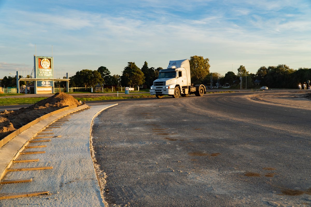 DiarioPuntal's tweet photo. ▶️ Aceleran la #autovía a #Holmberg para tenerla lista a mitad de este 2025

“Estamos a full con la construcción de las rotondas de la Sociedad Rural y la avenida Godoy Cruz”, dijeron a #Puntal fuentes consultadas. 

✍️ @mirastorzaok 
🌐 https://t.co/6DveT0AEne https://t.co/FigEUjTMVf