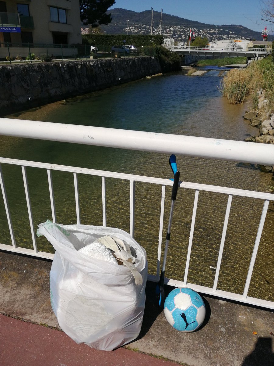 Rogowiczfreder1's tweet photo. https://t.co/CL7XNemYjb
Enfoiré de moi, je suis trop heureux 😃 tout est entièrement 'dépolluer'
#litter #cleanbeach #Méditerranée #EarthCleanUp #pollution #Cannes https://t.co/2JMe0A5mOg