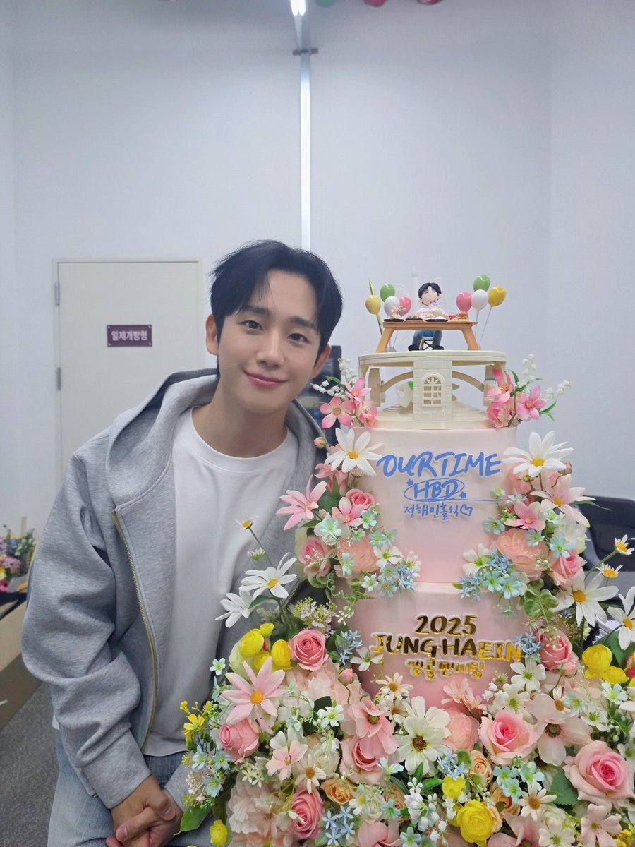 2025 정해인 앵콜 팬미팅 [OUR TIME - HBD] 종료!

배우 정해인의 생일파티를 빛내주신 우리 해이니즈❤ 오래오래 함께해요

밤 하늘의 별에서
우리들의 빛나는 별로 와줘서 고마워🩵

#정해인 #JungHaeIn #OURTIME_HBD #해이니즈 #HAEINESS <a href="/holyhaein/">정해인</a>