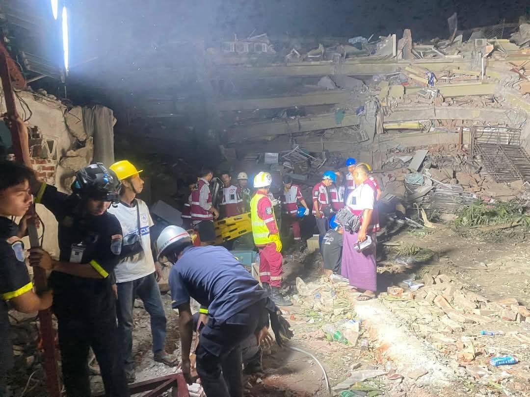 outrotearaddict's tweet photo. Sagaing residents need urgent help. There no internet,no electricity,no basic supplies like food,water,and medicines.Dead bodies r all around the city &amp; rescue efforts are not enough.

MYANMAR NEEDS HELP

#WhatsHappeningInMyanmar #Sagaing #HelpMyanmarRecover #MyanmarEarthquake https://t.co/7jVElLYdMU