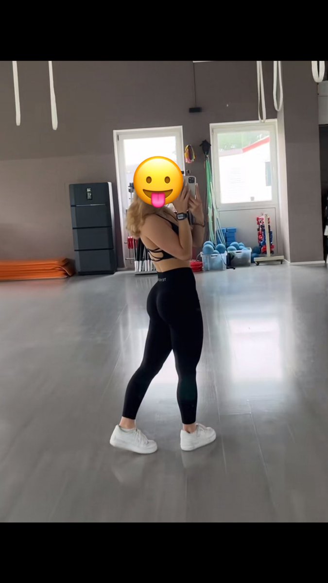 Es ist Sonntag, d.h. das ihr alle schön brav an mich abdrücken werdet während ich den Alphas schöne Augen mache 😘🖕🏻 bin gerade am Arsch trainieren und es gefällt dem ein oder anderen hier 😈🖕🏻 kleiner Belohnung, wenn du likest und retweetest 😈😘

#findom #paypig #minischwanz