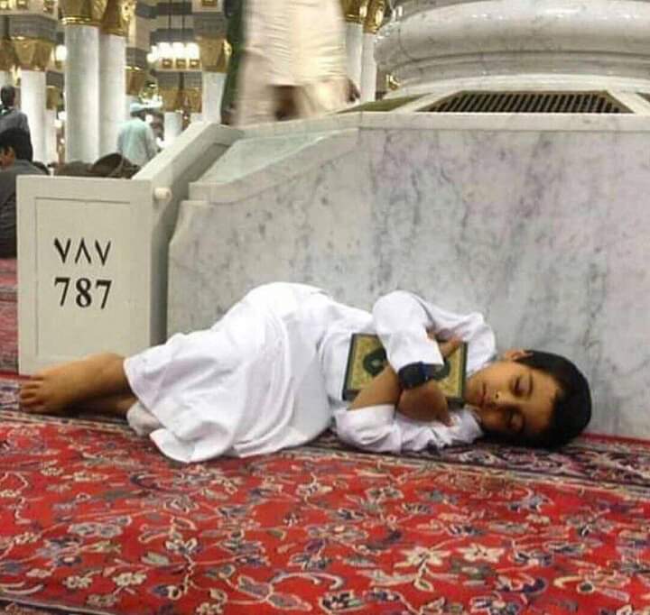 يا ناعساً في صُحْبةِ القرآن
تفديْكَ نفسي مِن فتىً يَقْظان

يَلهو الصّغارُ بدُميةٍ ومَلاعبٍ
ويَضمُّ صدرَك أشرفُ الأحضان

شرفٌ أتاك من الكتابِ وحفظِه
ثم المكوثُ بمأرزِ الإيمان