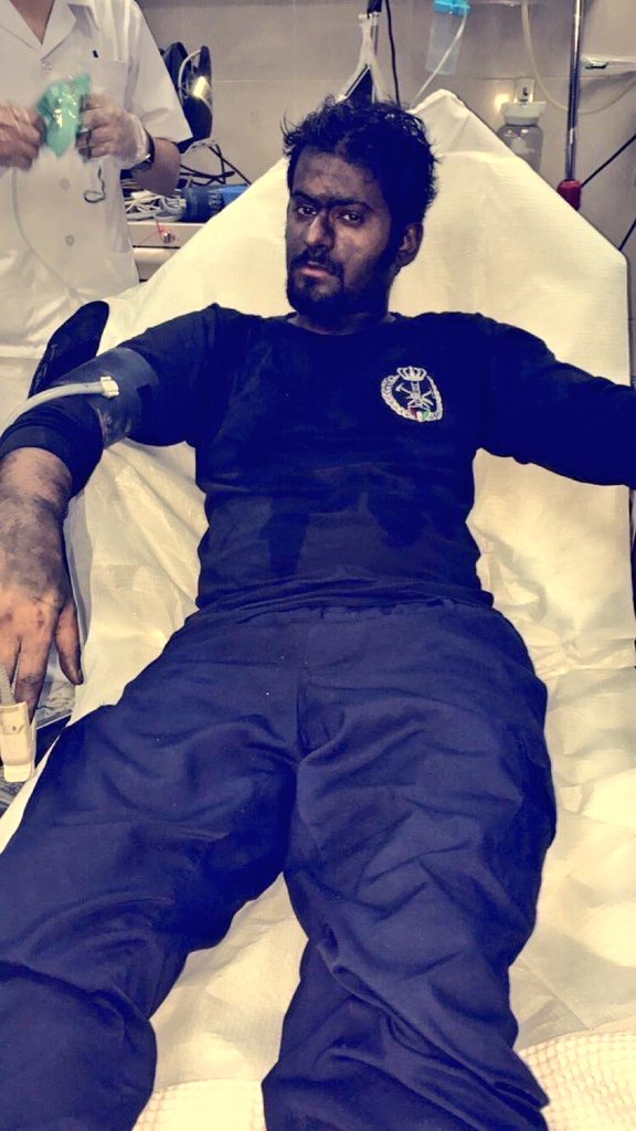 "اطلب الموت
 تكتب لك حياة"
الموت حق 
على الجميع ، 
لكن المرجلة ليست للجميع ،
أن تموت شهيدا وبمرجلة
هذه قمة المرجلة،
بعض المهن خلقت 
للمرجلة !
صورة الأطفائي البطل #سالم_فهاد_العجمي في استراحه اثناء  حريق الأفنيوز في عام 2017
رحم الله  #شهيد_الواجب  سالم فهاد الفروان العجمي
الذي