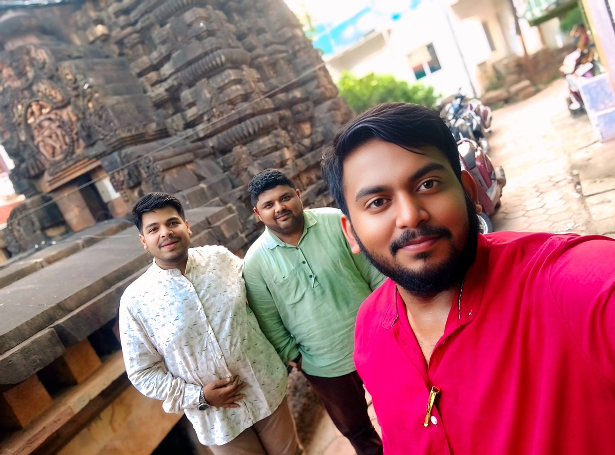 Today while searching for some undeciphered epigraphical records in the temple lanes of Ekamra with Epigraphist Bishnu Mohan Adhikari (<a href="/VAdkri/">@Gajapati (𑀩𑀺𑀱𑁆𑀡𑀼 𑀫𑁄𑀳𑀦 𑀅𑀥𑀺𑀓𑀸𑀭𑀻)</a>) &amp; Heritage Enthusiast Bikram Kumar Nayak.