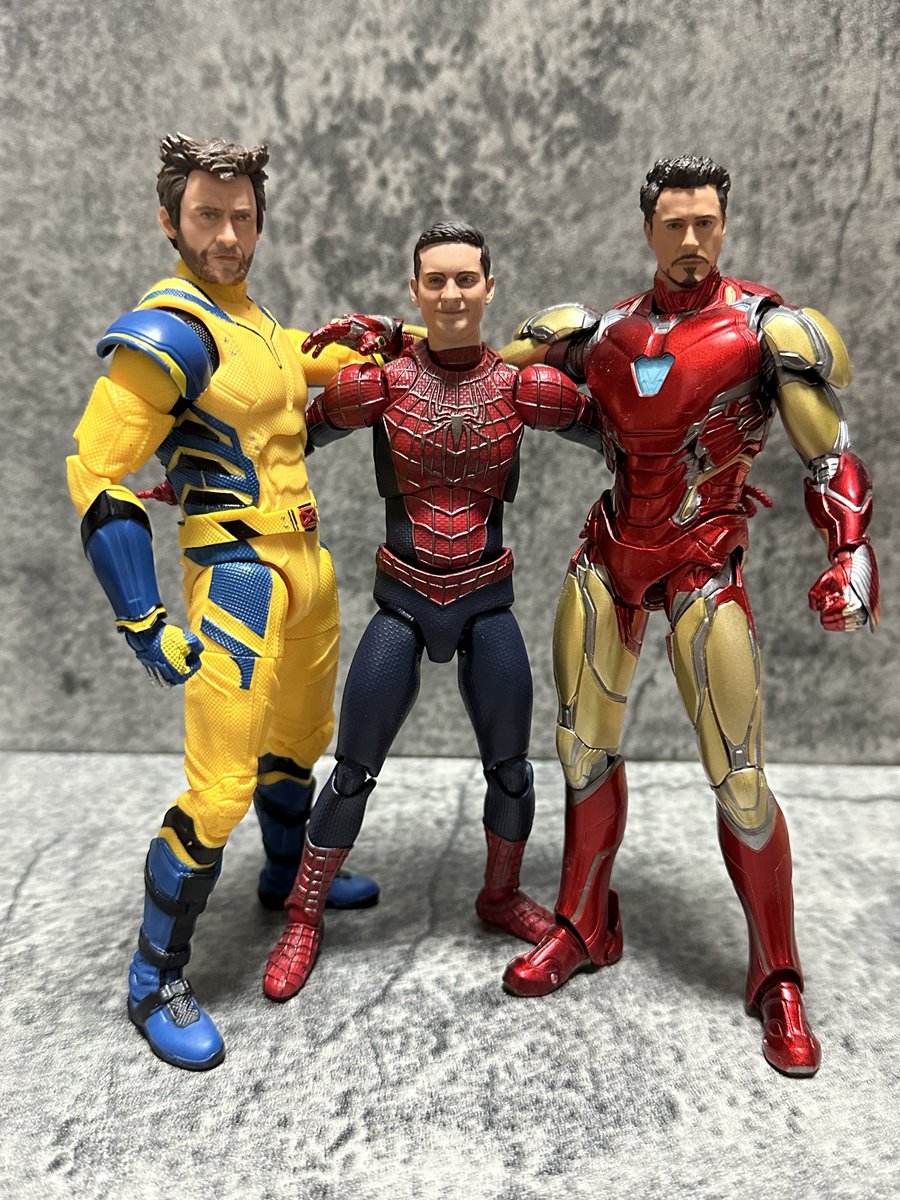 【MAFEX フレンドリー・ネイバーフッド・スパイダーマン】

トビー・マグワイアのスパイダーマンとしては、1/12スケールの決定版ではないでしょうか。私のスパイダーマンの入口は彼だったので、感慨深いです。指差しミーム写真は奇しくもアーツ、マフェ、レジェンドの3メーカー揃い踏みになりました。