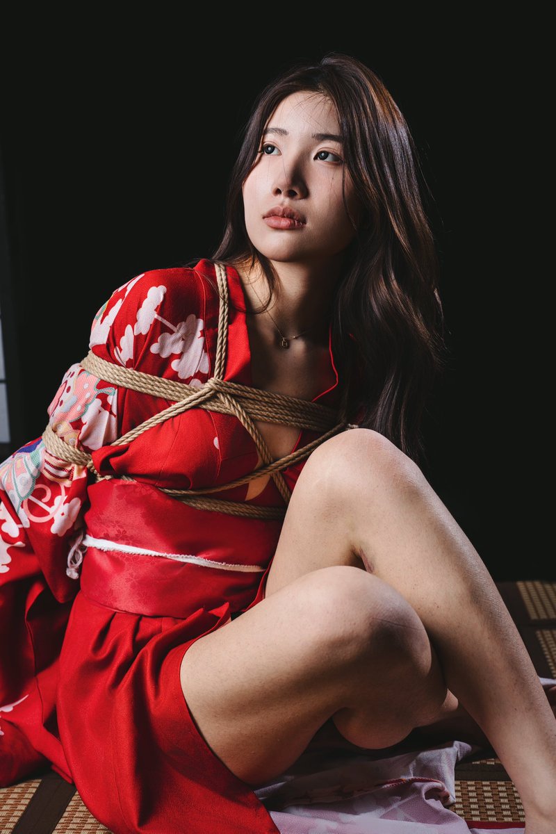 简单而有力量
唯美不失疯狂

🪢/📸 ：方文@shengyi027

#武汉  #绳艺  #捆绑 #美女 
#完美曲线 #约绳 #约拍  #緊束 
#线下体验 #摄影创作 #圈内交友 
#绳艺教学 #shibari

@Fengsiyuan
@tbzt2024 https://t.co/VGmidcnXPf