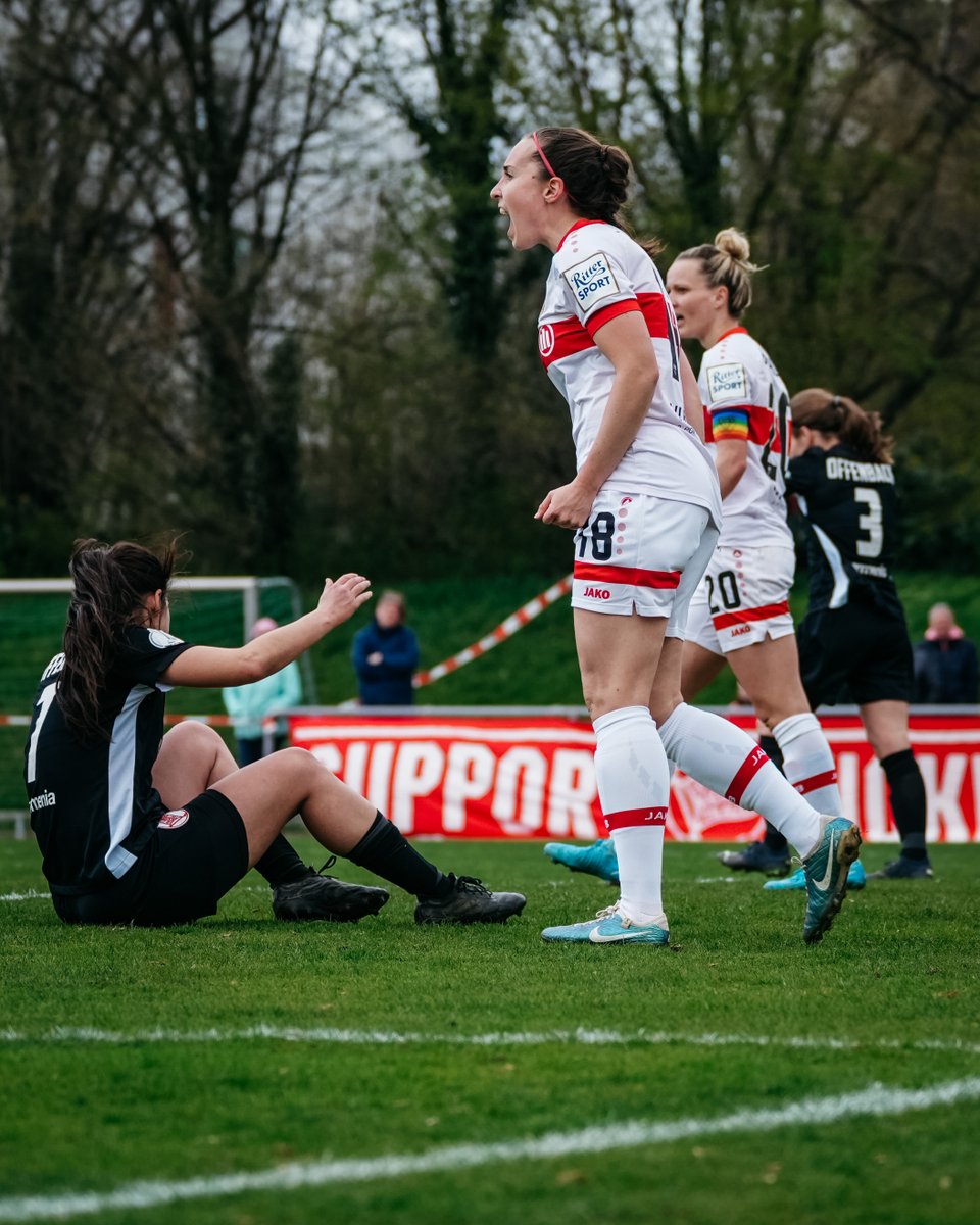VfB_Frauen's tweet photo. Artistisch 🪄
#VfB | #VfBFrauen | #Regionalliga | #VfBOFC 3:0 (76.) https://t.co/2746Tf6Tci