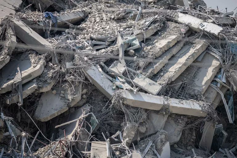 InsideArticles's tweet photo. The death toll from the earthquake in #Myanmar reached 1,7 thousand people, 3.4 thousand were injured, and 300 are missing. Aftershocks were also felt in neighboring countries: #Bangladesh, #India, #Thailand, #Laos and #China.

#inside #Update https://t.co/OCQQ9hD5AD