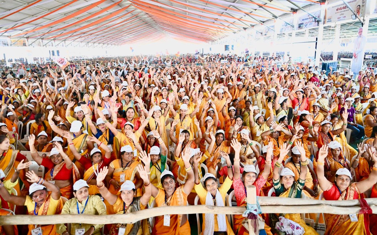narendramodi's tweet photo. छत्तीसगढ़ के बिलासपुर में उत्साह और उमंग के साथ मुझे आशीर्वाद देने आए अपने परिवारजनों का हृदय से अभिनंदन! https://t.co/gXmjNu7zLB