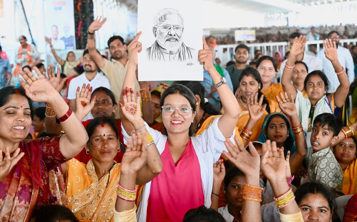 narendramodi's tweet photo. छत्तीसगढ़ के बिलासपुर में उत्साह और उमंग के साथ मुझे आशीर्वाद देने आए अपने परिवारजनों का हृदय से अभिनंदन! https://t.co/gXmjNu7zLB