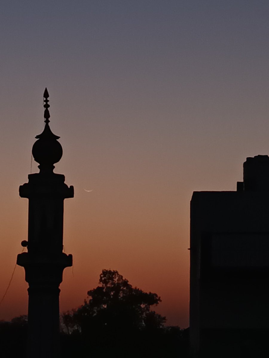 अहले वतन को ईद उल फ़ितर का चाँद मुबारक हो 
#chandraat 🌙 #EidMubarak