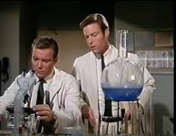 WilliamShatner's tweet image. Condolences to the family of Richard Chamberlain. He was such a dedicated and wonderful actor. 😔