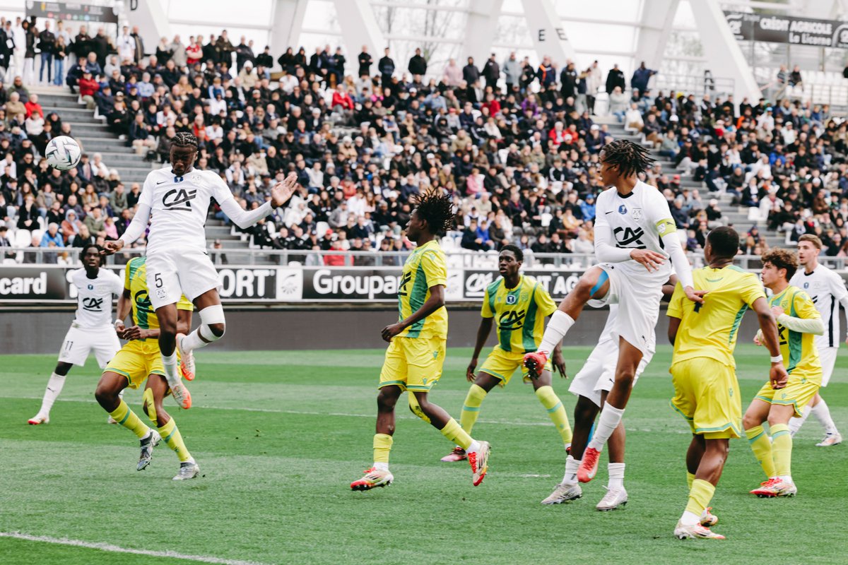 AmiensSC's tweet photo. 🚨 Nouveau coup franc à une trentaine de mètres pour Nantes, cette fois côté gauche. Nos Amiénois restent solides et repoussent.
#ASCFCN 0️⃣-0️⃣ | 69’ https://t.co/oFERN6706E