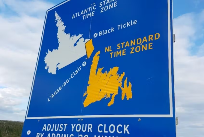 CraigBaird's tweet image. On this day in 1935, Newfoundland and Labrador changed its time to 3 1/2 hours W of Greenwich. 
This established a unique 30 minute time zone in Canada.
This is the story of Newfoundland's unique time zone (and the double daylight saving time experiment)

🧵1/7