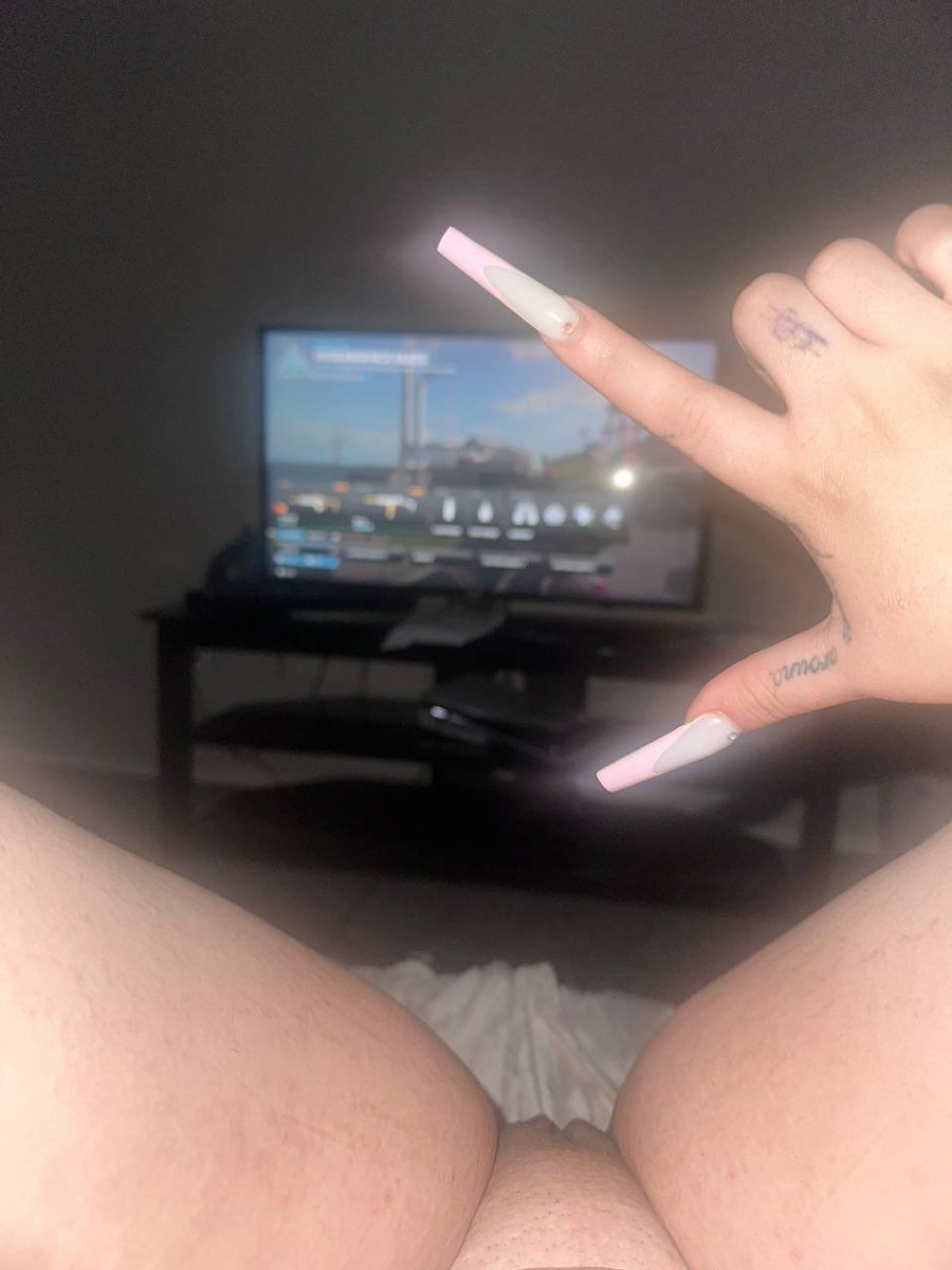 a gamer girl on demon time 😈🤭 https://t.co/RgttYiVWPu