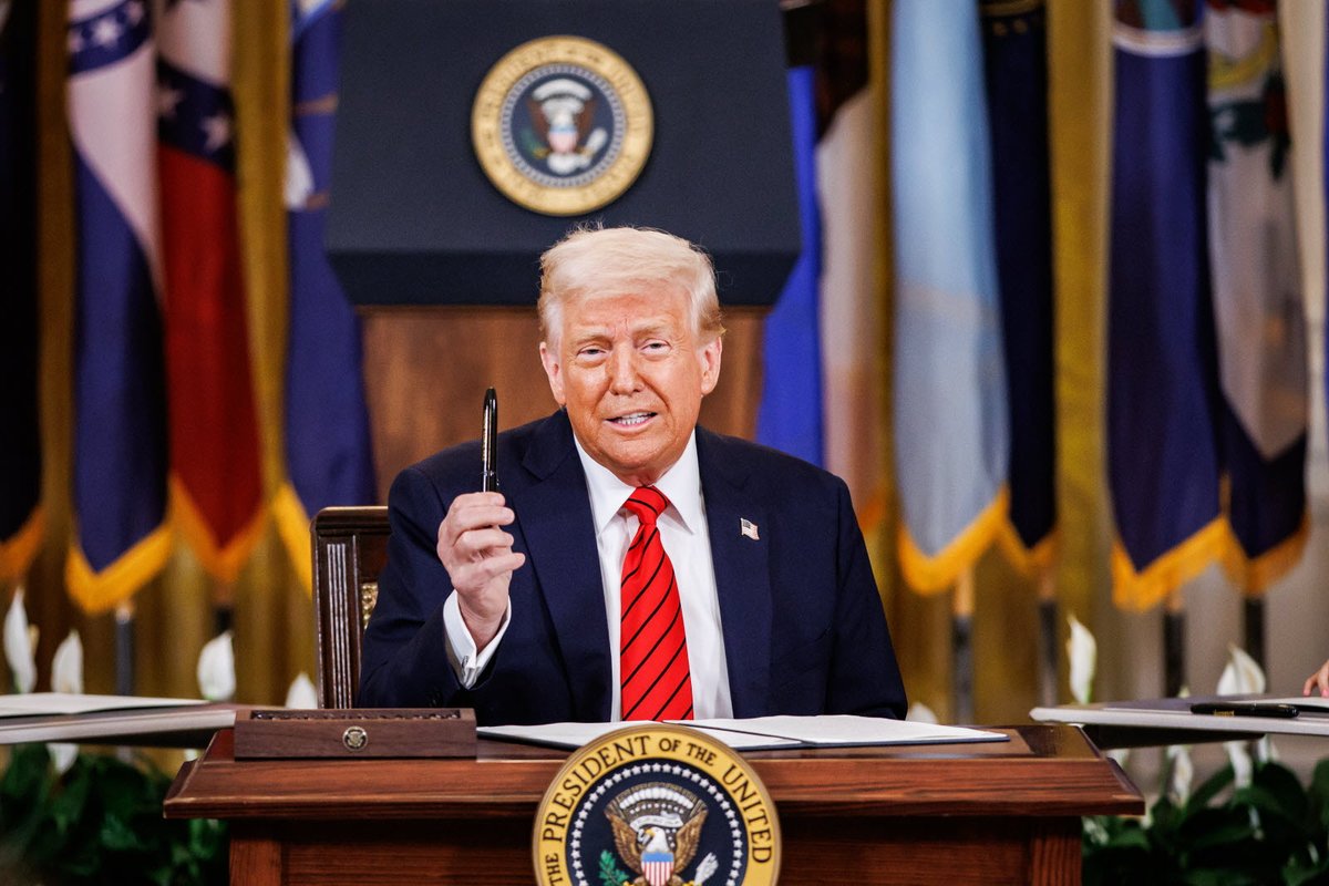 🇺🇸Trump réfléchit à des méthodes pour violer la Constitution américaine et faire un 3ème mandat.

Cette Constitution limite à 2 le nombre maximum de mandats afin d'éviter une « dictature démocratique » qui verrait un président monopoliser le pouvoir comme en Russie.

Depuis 2