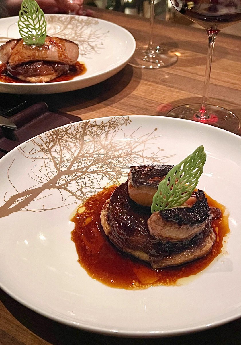 This restaurant is known as the leader and ceiling of Toronto steak. After eating there, I found that it did not disappoint me.
