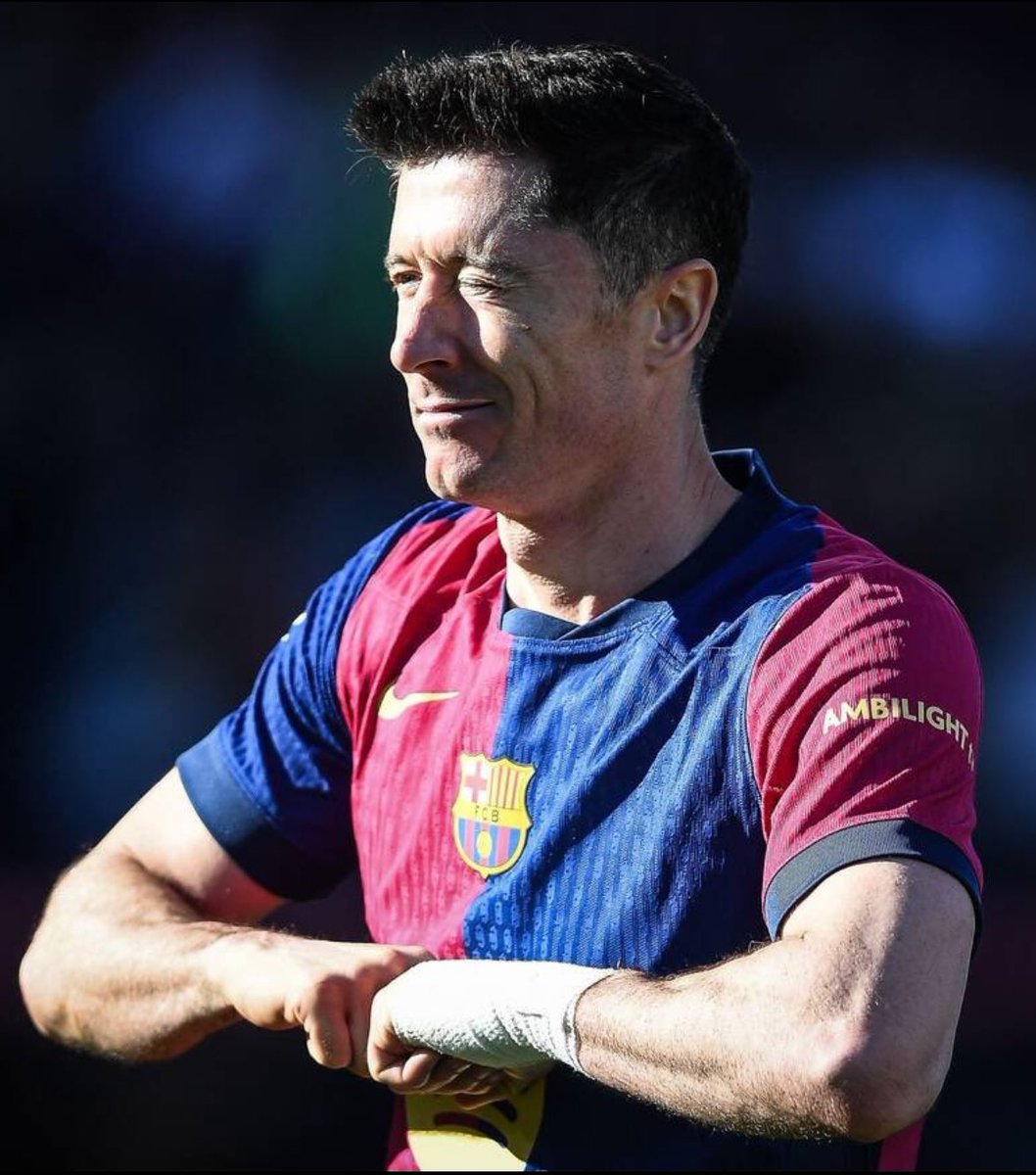 Pxxdwskiii's tweet image. 🇵🇱 Lewandowski “finished” in La Liga this season:

- 28 games
- 25 goals

🇫🇷 Benzema in La Liga in his Ballon d’Or winning season:

- 32 games 
- 27 goals

36 year old Lewandowski is about to have a better league season than Benzema in his best ever season…